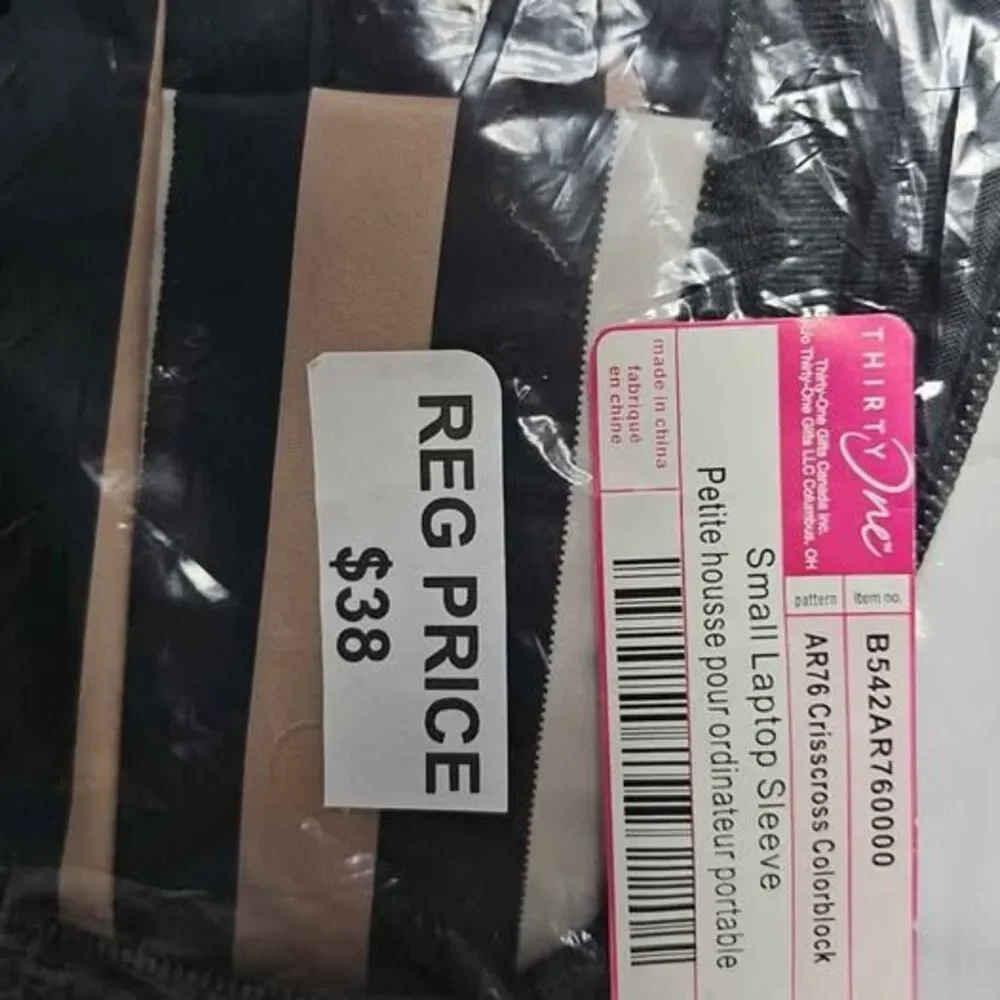 Thirty-one Small Laptop Sleeve in Crisscross Colorblock New in Package